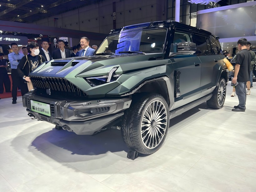 2025 Shanghai Auto Show: The Mengshi 917 Jiaolong Battle Armor Long - Wheelbase Edition با قیمت 1.098 میلیون یوان قیمت دارد و محدود به 199 واحد است.